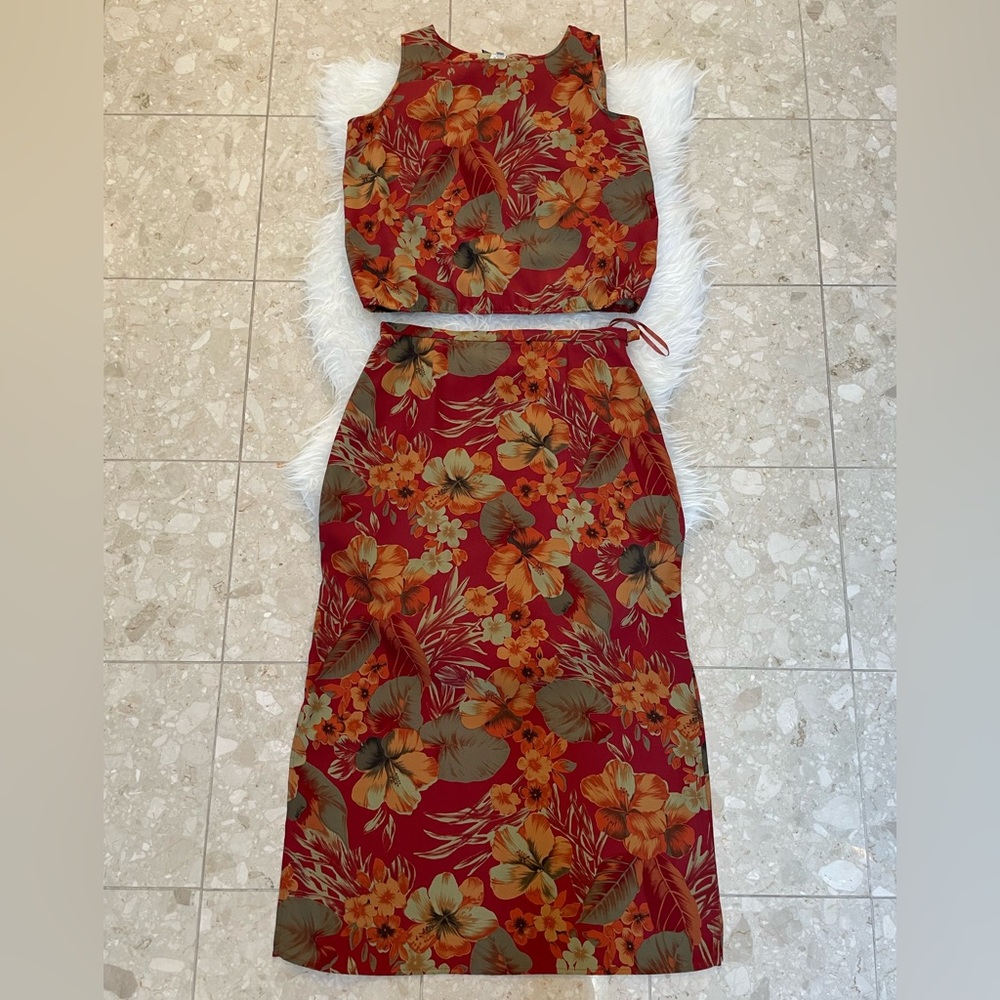 Nine West size 10 matching skirt and top set